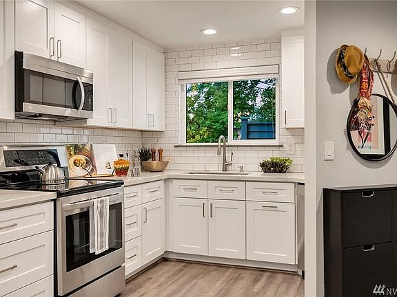 Plenty of counterspace in kitchen!