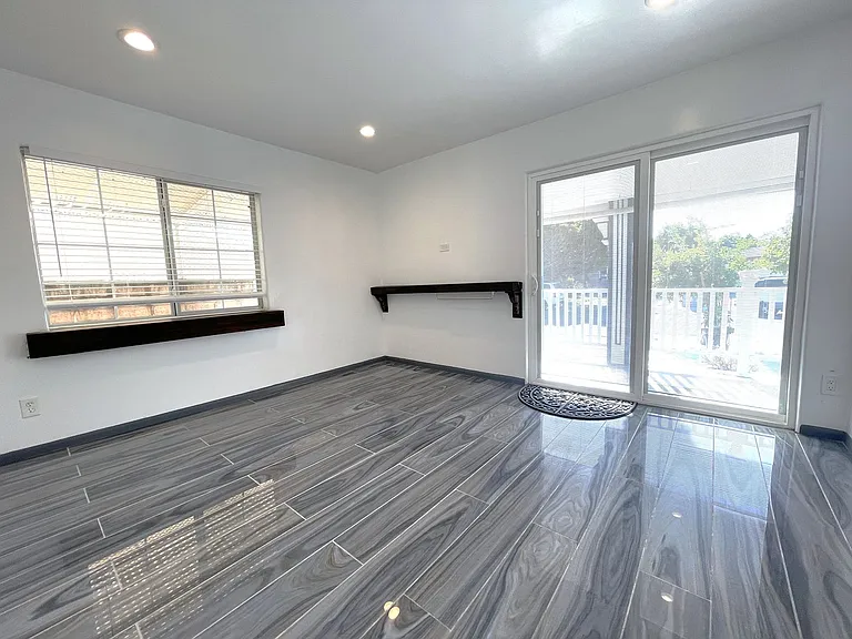 8824 Tyrone Ave — Photo 10