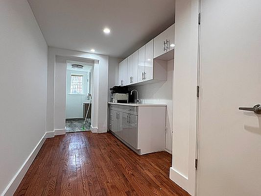 3rd image of 542 Willoughby Ave APT 1