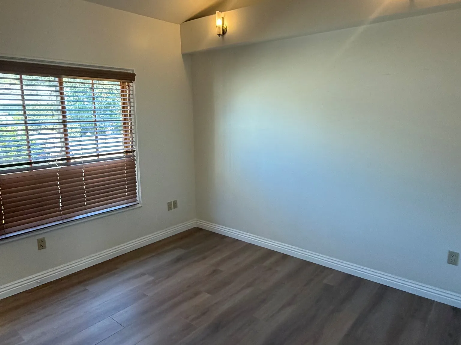 3 bed, 2000 sqft, $5,450 — Photo 2