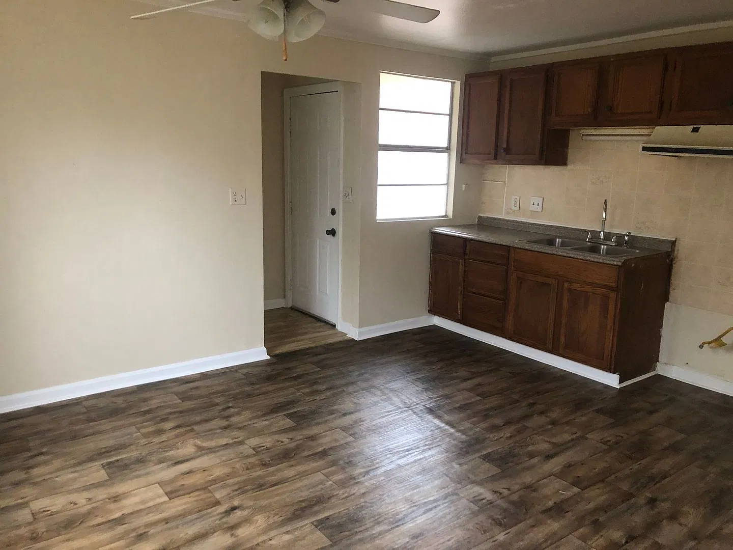 3 bedroom 1.5 Bathroom — Photo 4