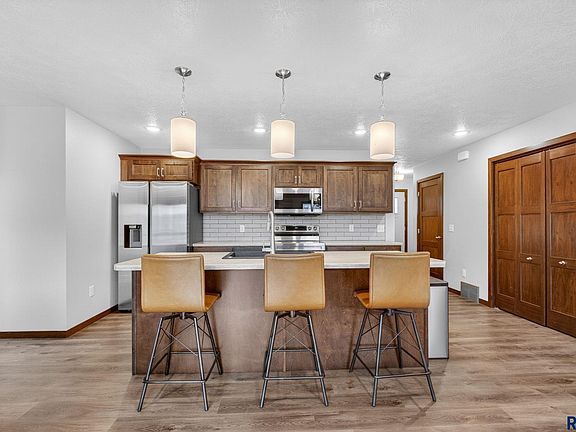 5th image of 4247 Knob Hill Ct