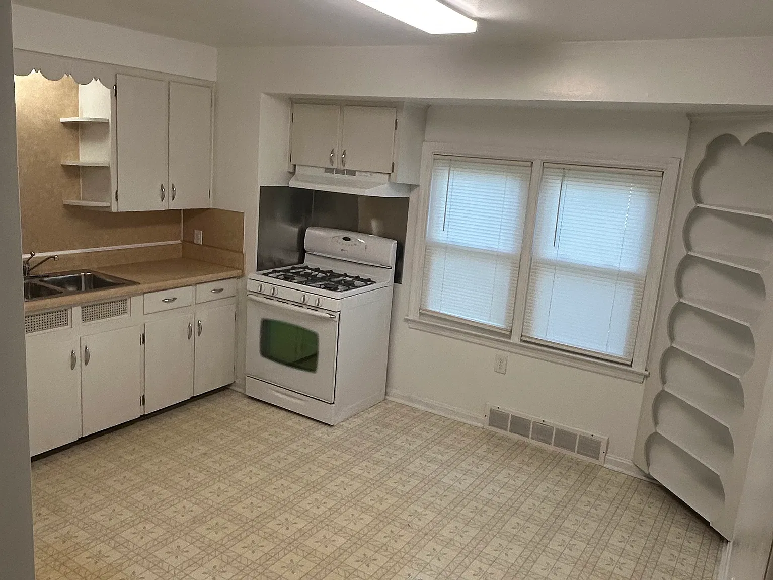 3 bed, 1080 sqft, $1,300 — Photo 3