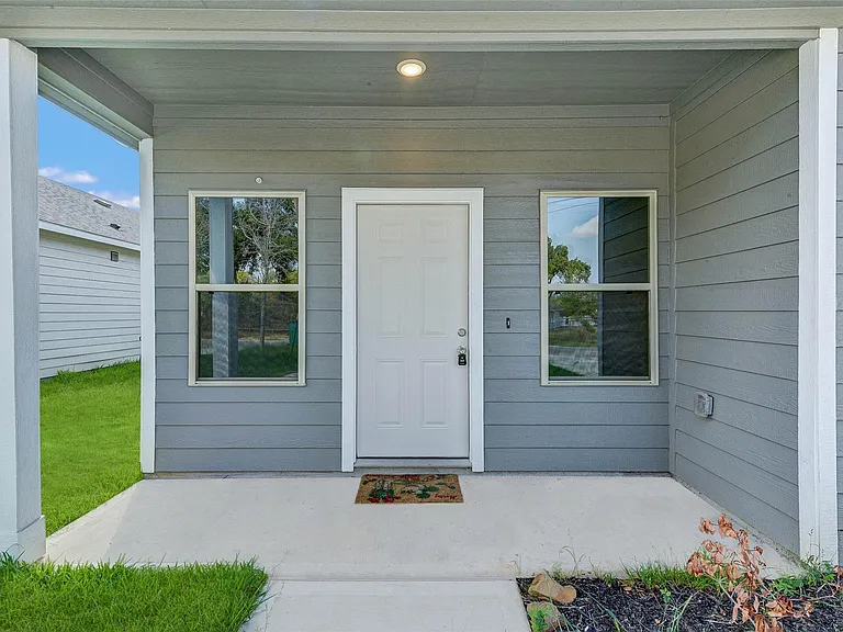 407 E Avenue G — Photo 2