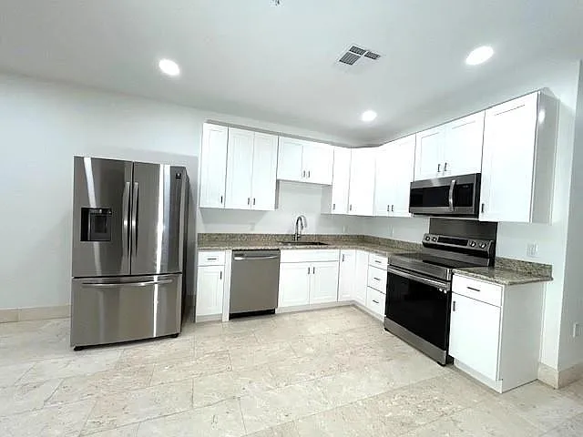 800 N Causeway Blvd #204 — Photo 14