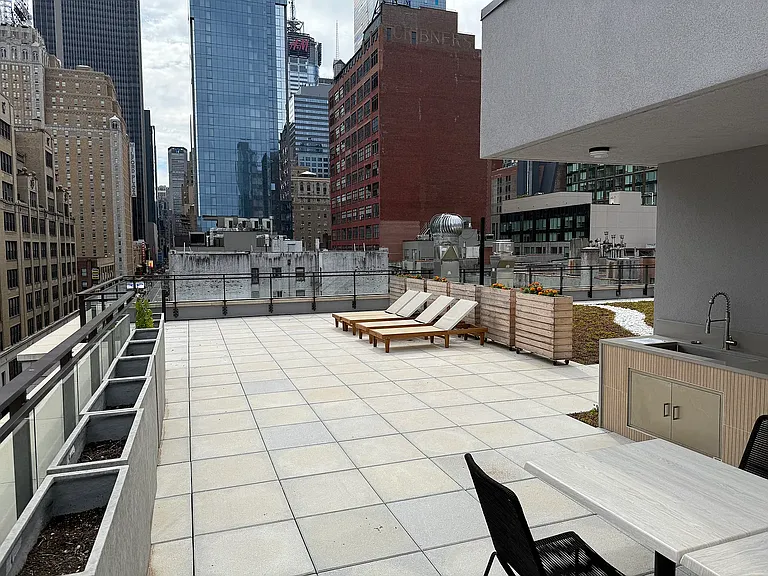 350 W 44th St #Penthouse 3 — Photo 2