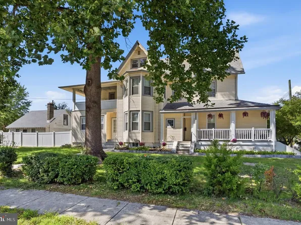 902 W Park Sq, Prospect Park, PA 19076