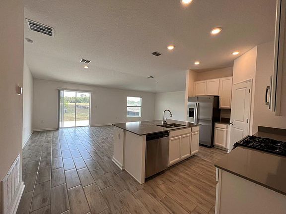 5th image of 33605 Blossom Ln