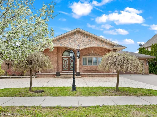 21335 Hickorywood Ct, Dearborn Heights, MI 48127