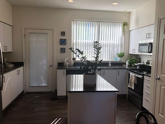 4th image of 1514 NE Hawthorne Sq #F