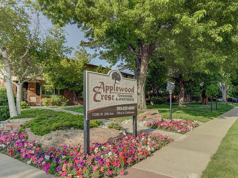 Applewood Crest Townhomes & Apartments — Photo 5