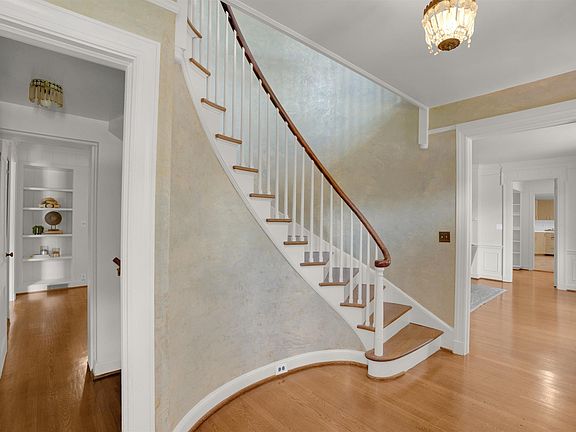 2nd image of 723 Hampton Hill Rd
