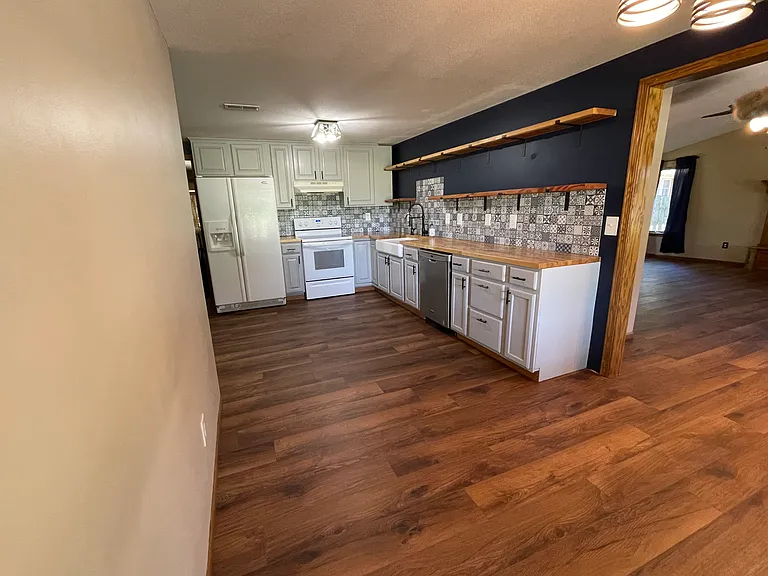 109 S Derby Ave — Photo 4