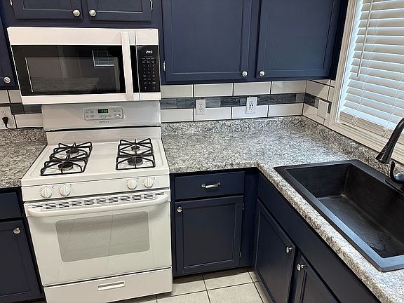 4th image of 2942 Travis St