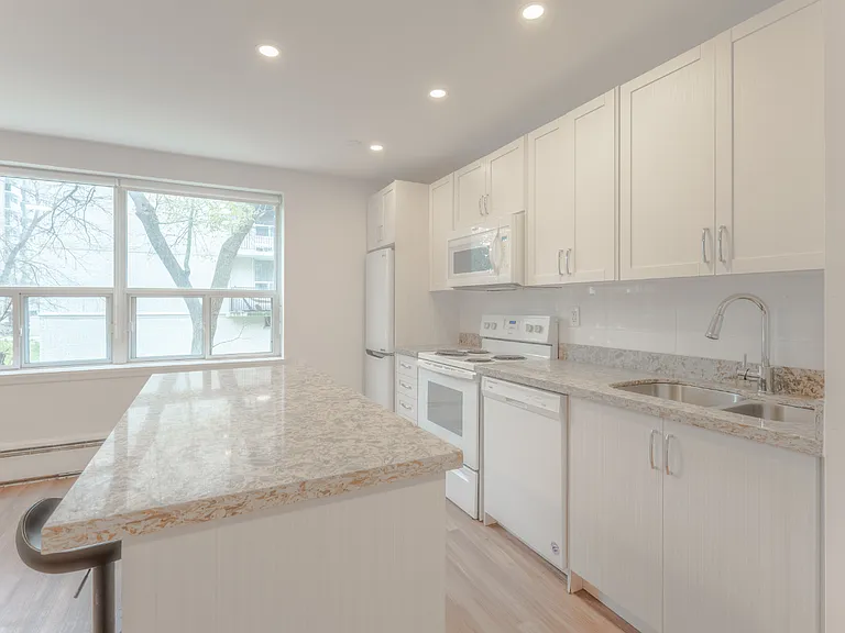 107 Redpath Ave — Photo 7