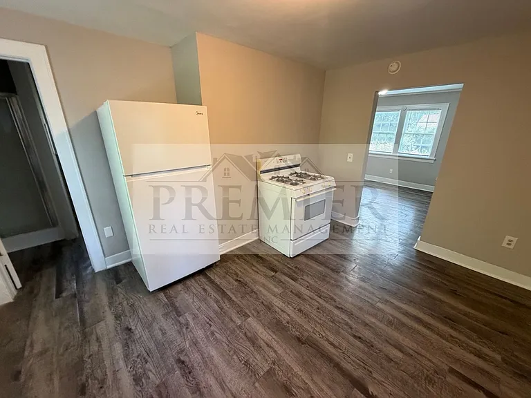 1611 S Northern Blvd #B — Photo 7