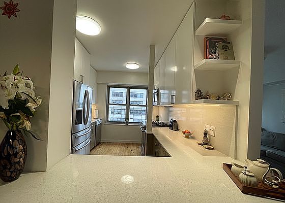 5th image of 360 E 72nd St APT A1510