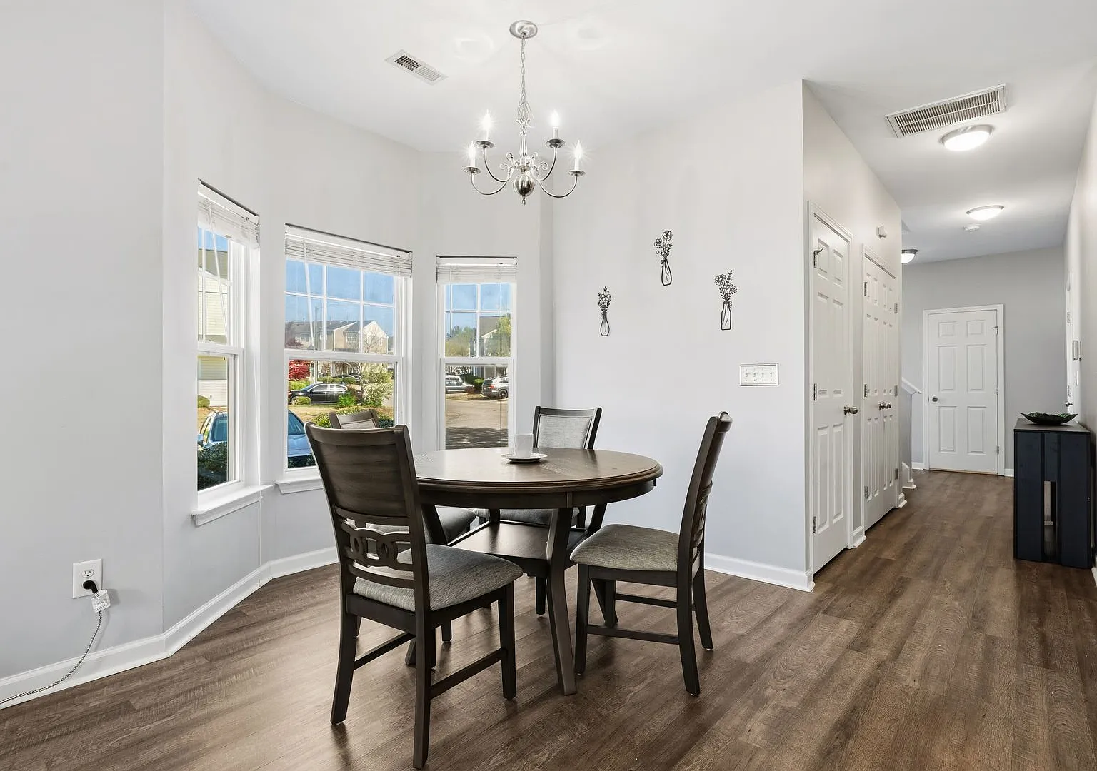 Fully Furnished - Upgraded End-Unit Retreat | 3br/2.5ba, Dedicated Office Space & Private Garage ... — Photo 4