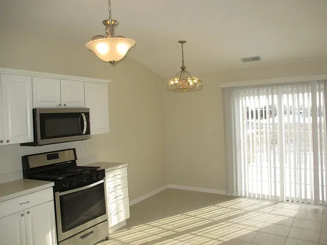 3 bed, 1705 sqft, $2,600 — Photo 2