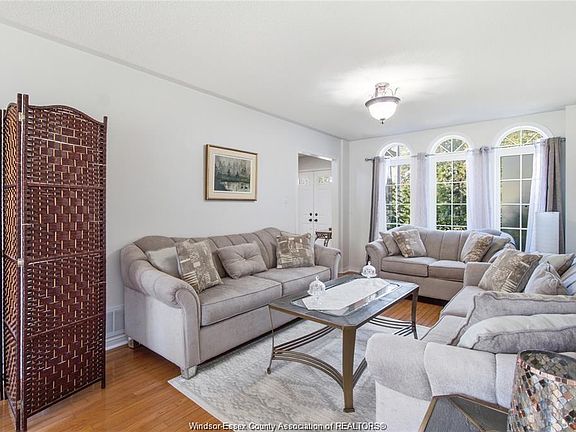 4th image of 936 N Talbot Rd