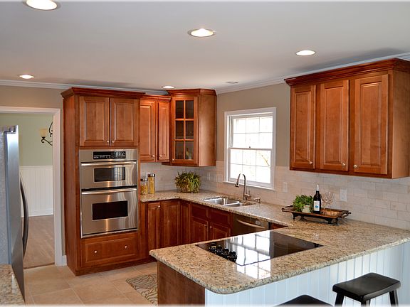 Upgraded Kitchen w/ Granite