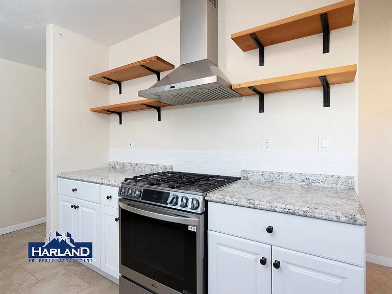 3240 Franklin Ave — Photo 1