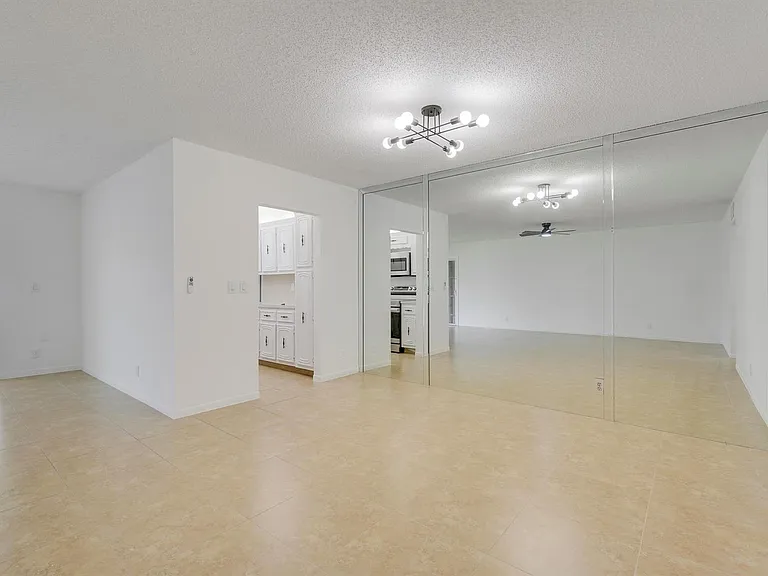 1142 Circle Ter W #C — Photo 8