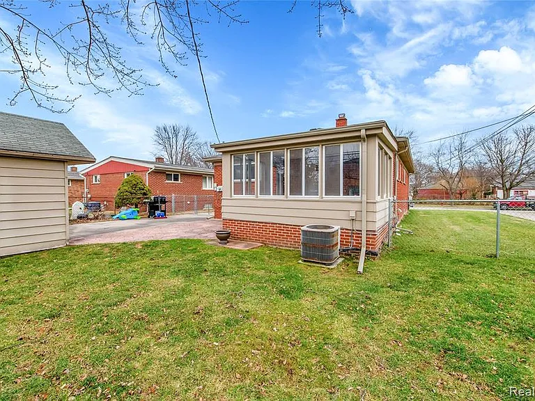 10070 Buckingham Ave — Photo 26