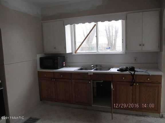 2nd image of 826 Dickinson St SE