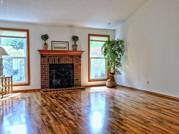 4th image of 1117 SE 54th Ave