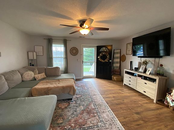 5th image of 220 Deerwood Dr