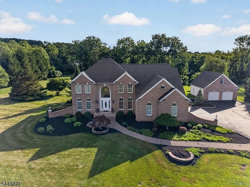 1st image of 9 Stone Barn Rd