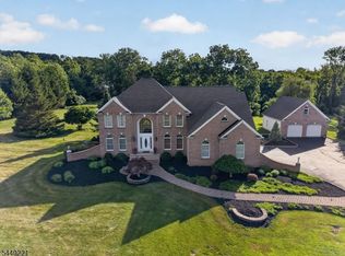 9 Stone Barn Rd, Pittstown, NJ 08867