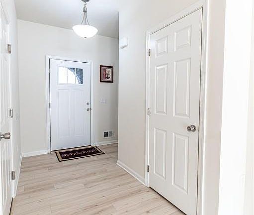 3rd image of 164 Maureen Ln