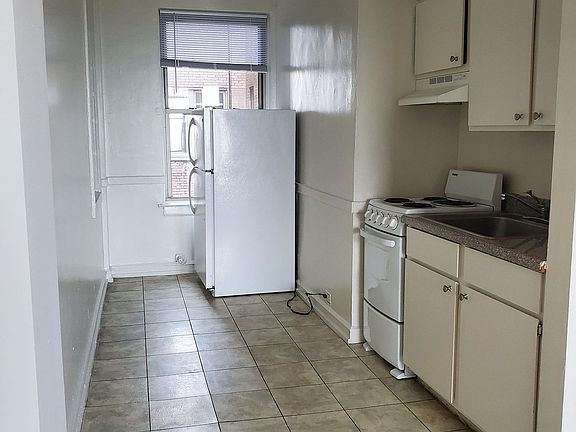 3rd image of 2192 N Lincoln Park W #1002