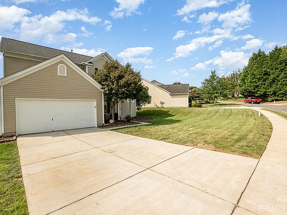 3rd image of 15916 Bubbling Branch Ln