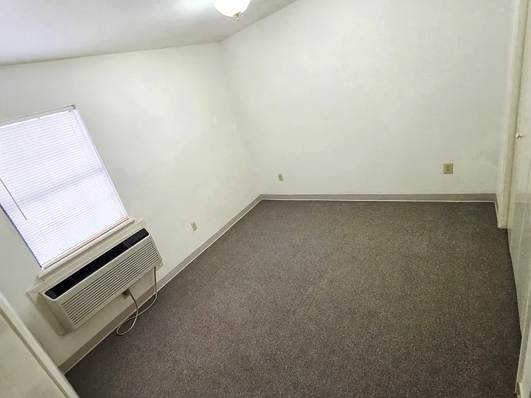 Colonial Lodge Apartments — Photo 41