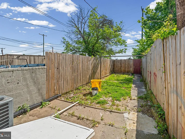 1669 N Milton Ave — Photo 20