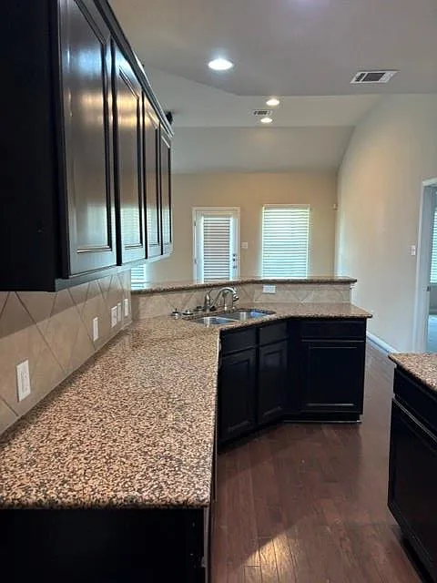 4 bed, 2.5 bath, 2654 sqft, $2,500 — Photo 2