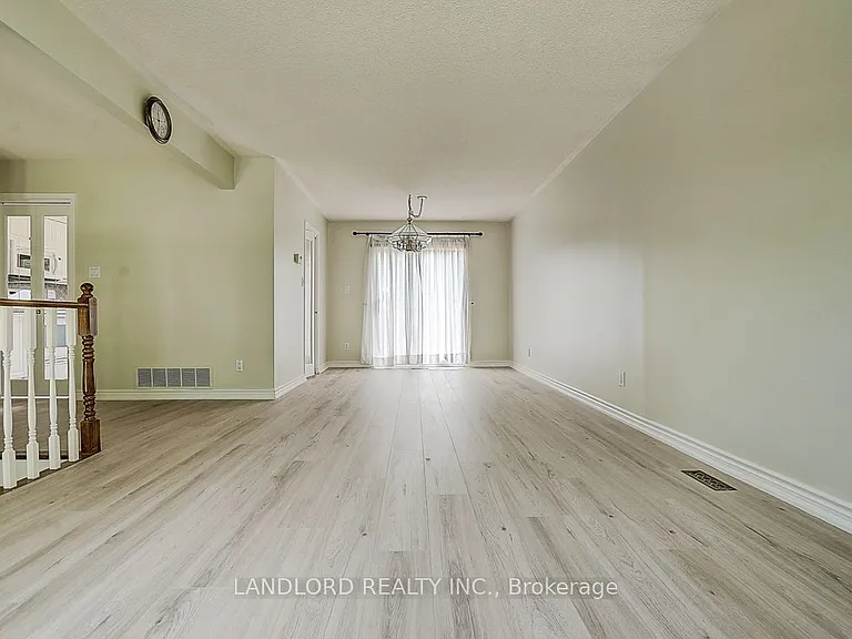 2294 Wyandotte Dr — Photo 11