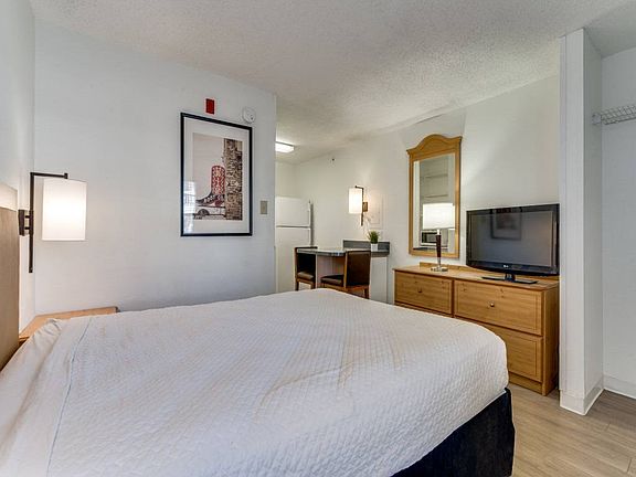 5th image of 9013 United Dr #372