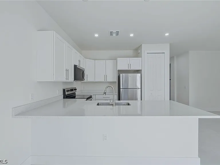 2411 Lola Ave S — Photo 2