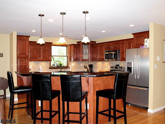 4th image of 674 Berkshire Dr
