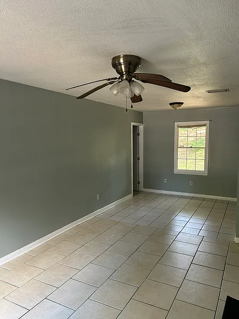 4 bed, 1300 sqft, $1,550 — Photo 2