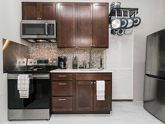 Kitchen and cookware included