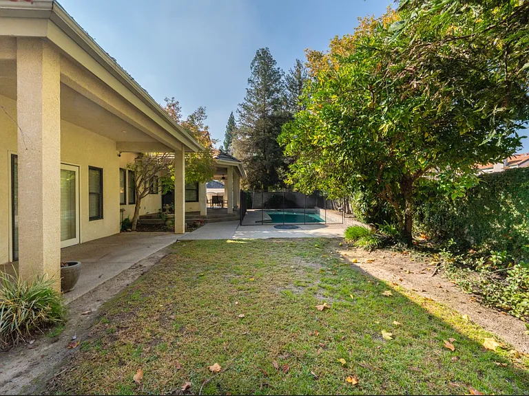 585 E Chesapeake Cir — Photo 34