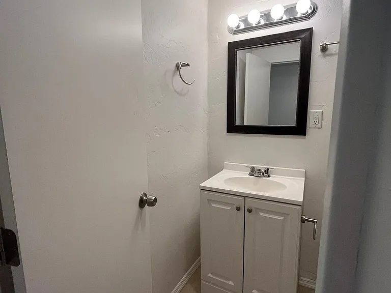 326 W Illinois St #2 — Photo 14
