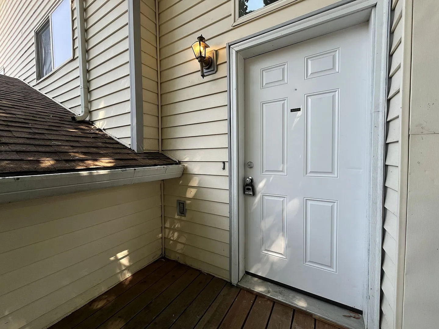 Spacious 3-Bedroom Duplex with Attached 1-Car Garage, Vaulted Ceilings & Flexible Two-Level Layout — Photo 4