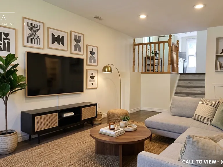 508 Pinetree Cres — Photo 1