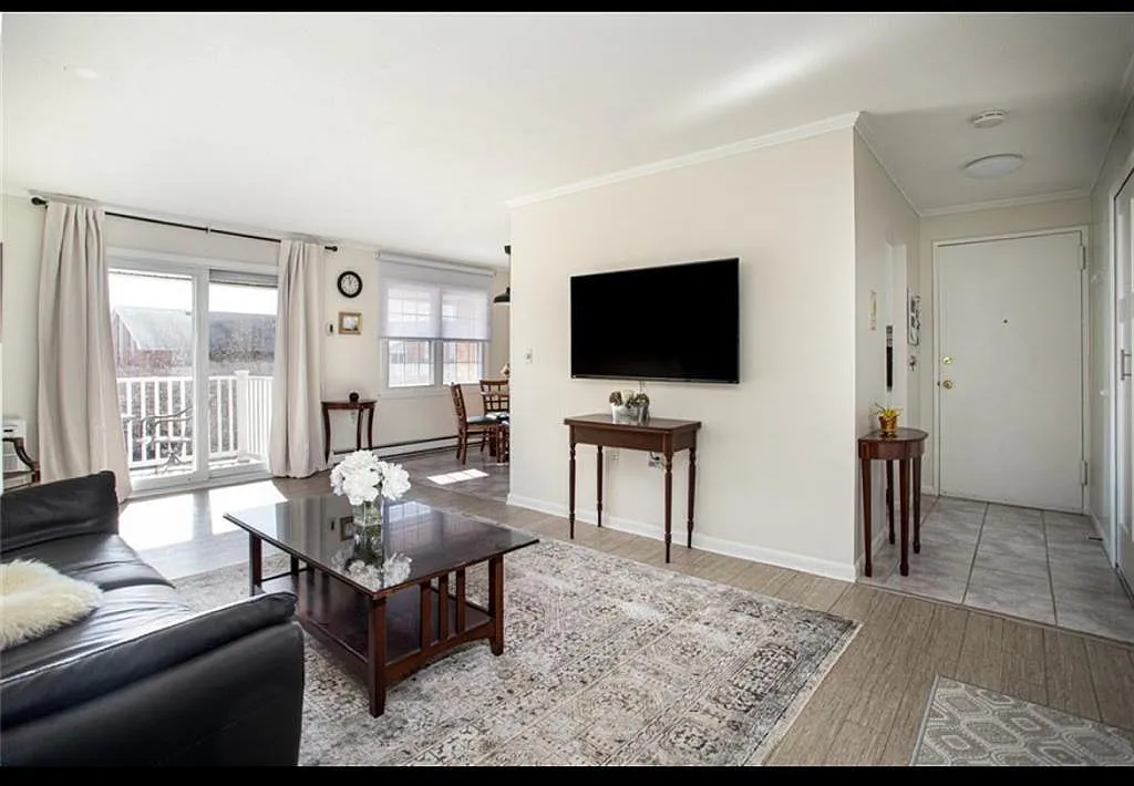 23 Bullocks Point Avenue, Unit 2C — Photo 4